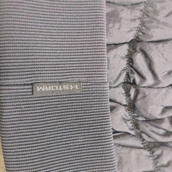 Under Armour Ladies Storm Windproof Black Pom Beanie Hat - Picture 3 of 4